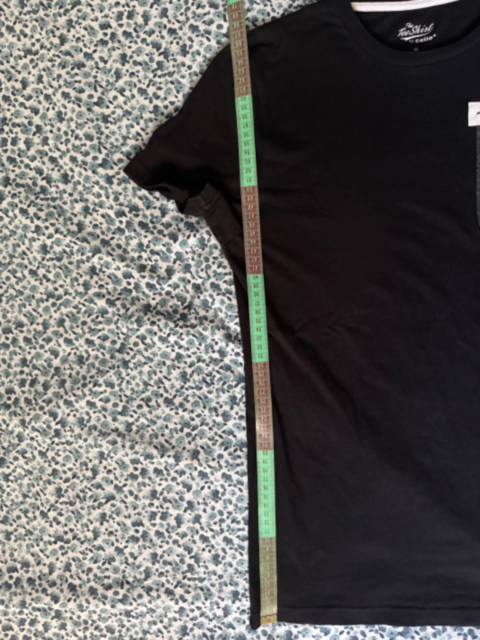 Camiseta preta com bolso cinza – photo 3